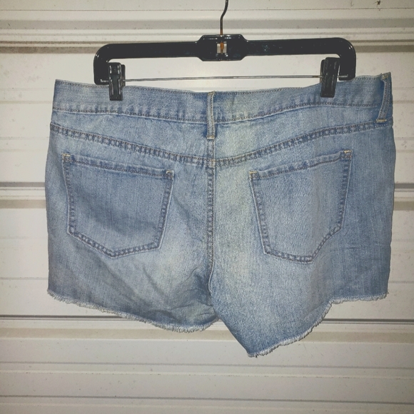 Plus Size 14 Old Navy denim the Diva Jeans Shorts - Picture 2 of 4